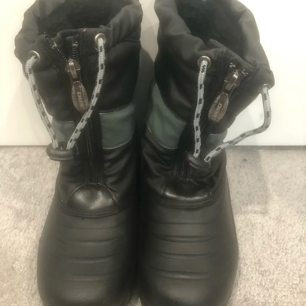 Kids Khombu Black Snow Boots with Zip Front and Drawstring Closure Size 4